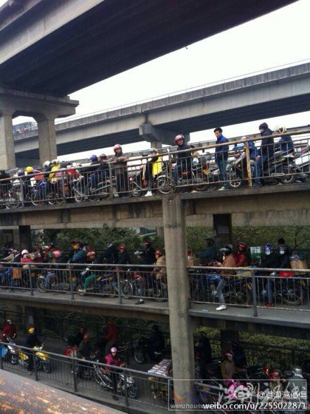 廣東肇慶春運(yùn)摩托車大軍上引橋