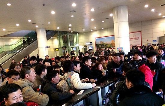 河南持續(xù)降雪 鄭州機(jī)場航班延誤部分乘客滯留了一天