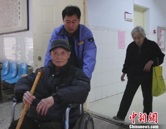 鄭州的哥免費(fèi)送老人去醫(yī)院 為了準(zhǔn)時(shí)接送推遲出車