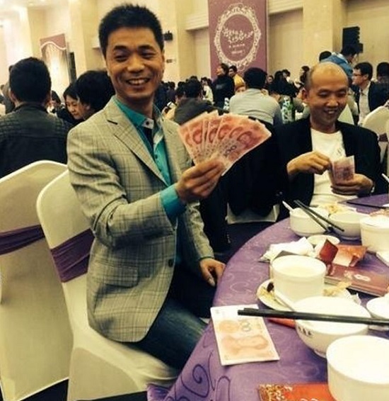 福州土豪婚禮壓桌菜是鈔票 長樂習俗婚禮給賓客發錢