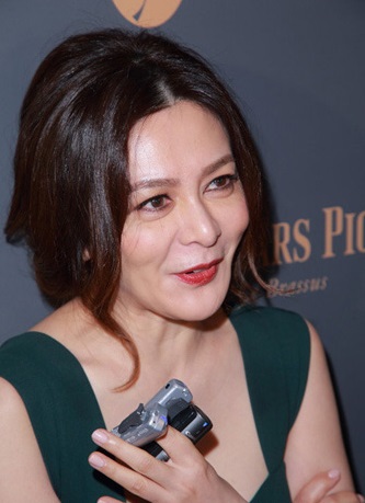 51歲關(guān)之琳濃妝艷抹穿長裙現(xiàn)身