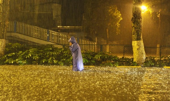 貴陽冰雹暴雨 道路出現(xiàn)嚴(yán)重積水
