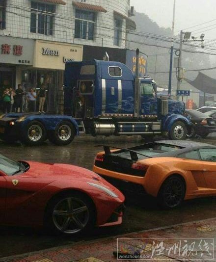 溫州再現(xiàn)土豪婚車隊(duì) 擎天柱當(dāng)頭勞斯萊斯蘭博基尼在后