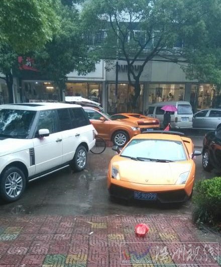 溫州再現(xiàn)土豪婚車隊(duì) 擎天柱當(dāng)頭勞斯萊斯蘭博基尼在后