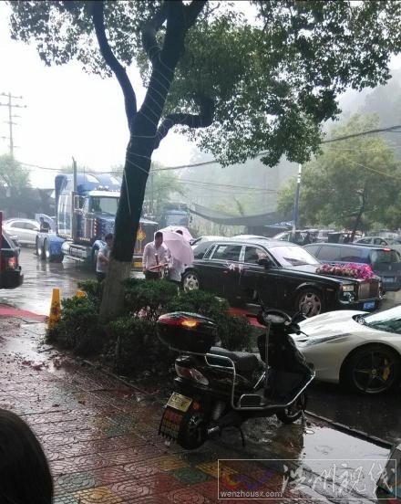 溫州再現(xiàn)土豪婚車隊(duì) 擎天柱當(dāng)頭勞斯萊斯蘭博基尼在后