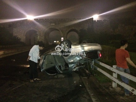 轎車側(cè)翻在路邊