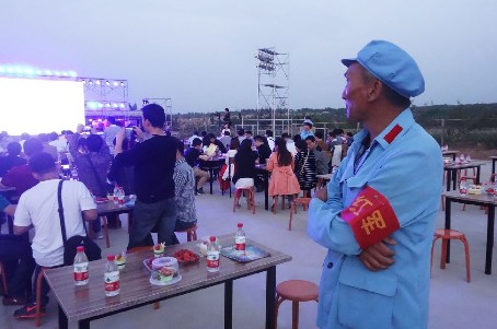 農場員工穿紅軍裝上班