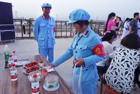 農場員工穿紅軍裝上班