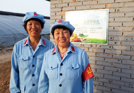 農場員工穿紅軍裝上班
