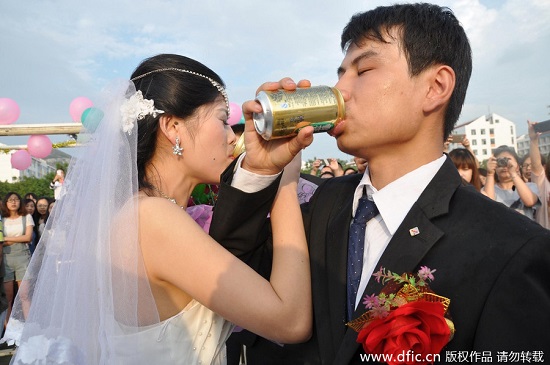山東齊魯工業(yè)大學(xué)大學(xué)生畢業(yè)前操場(chǎng)辦婚禮