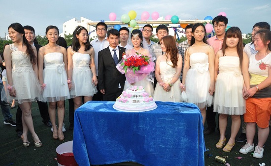 山東齊魯工業(yè)大學(xué)大學(xué)生畢業(yè)前操場(chǎng)辦婚禮