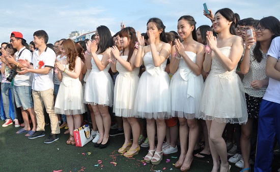 山東齊魯工業(yè)大學(xué)大學(xué)生畢業(yè)前操場(chǎng)辦婚禮