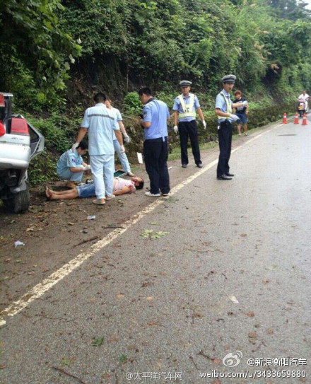 駕校教練飆車撞樹