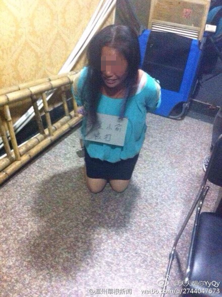 店家抓到女賊后掛牌示眾