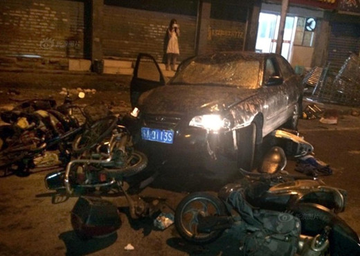 肇事車(chē)還撞倒一排摩托車(chē)