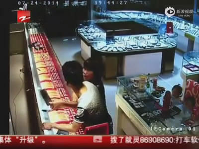 廣場(chǎng)舞大媽徒手奪刀制服劫匪
