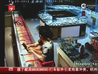 廣場(chǎng)舞大媽徒手奪刀制服劫匪