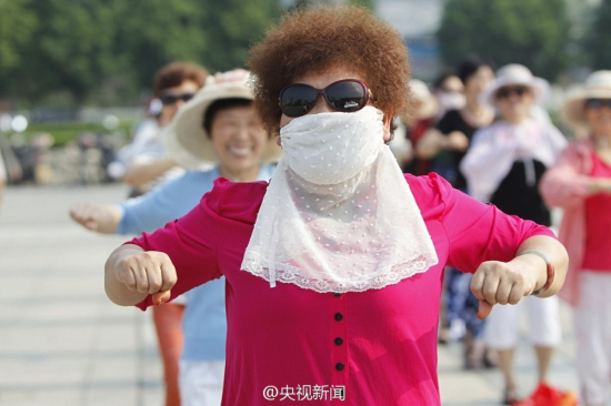 河南駐馬店兩千人齊跳廣場(chǎng)舞