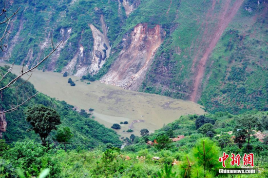 魯?shù)榭h地震山體滑坡致牛欄江形成堰塞湖