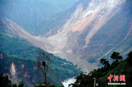 魯?shù)榭h地震山體滑坡致牛欄江形成堰塞湖