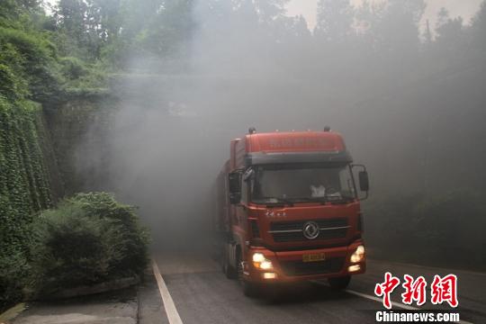 京昆高速?gòu)V元分水嶺隧道車禍