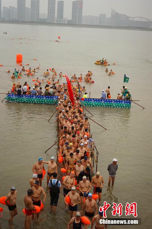 兩千多人橫渡錢(qián)塘江場(chǎng)面壯觀