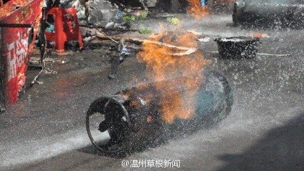 煤氣罐已經(jīng)被引燃