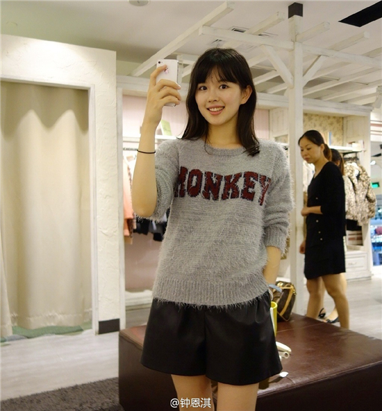 美女?；ㄧ姸麂可钫? /><br />
美女校花鐘恩淇生活照</p>
<p>　　近日，南昌大學(xué)的一名女生鐘恩淇意外走紅網(wǎng)絡(luò)，并被網(wǎng)友譽(yù)為甜美的精靈。不少看過南昌大學(xué)?；ㄧ姸麂空掌剂粞员硎荆此恼掌貏e舒服自然。</p>
<p>　　其實(shí)，美女?；ㄧ姸麂坎⒉皇悄喜耍瑥乃奈⒉ˊ鐘恩淇）看，她其實(shí)是上海人，她的個(gè)性標(biāo)簽顯示她現(xiàn)在的工作是模特和時(shí)尚博主。</p>
<p>　　雖然網(wǎng)上都說是南昌大學(xué)校花鐘恩淇，而實(shí)際上呢她已經(jīng)畢業(yè)了，要想在南昌那邊看到她本人的幾率是不大的。
<p class=