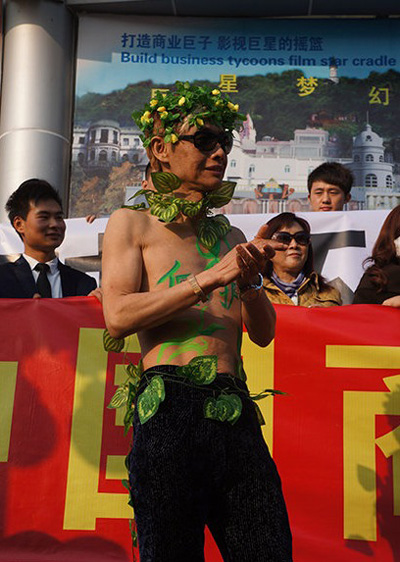 干露露鄧建國(guó)扮亞當(dāng)和夏娃宣傳環(huán)保，兩人否認(rèn)訂婚。