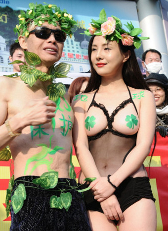 干露露鄧建國(guó)扮亞當(dāng)和夏娃宣傳環(huán)保，兩人否認(rèn)訂婚。