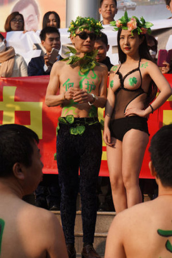 干露露鄧建國(guó)扮亞當(dāng)和夏娃宣傳環(huán)保，兩人否認(rèn)訂婚。