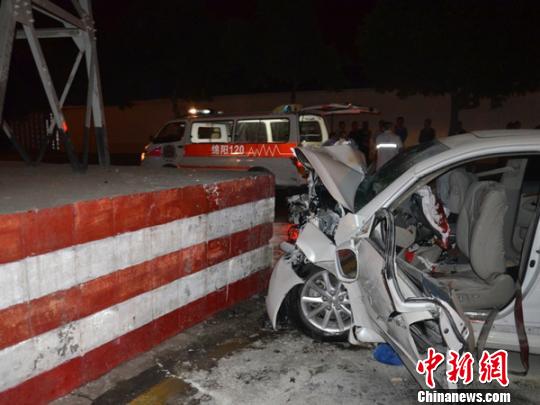 白色轎車(chē)車(chē)頭已經(jīng)變形