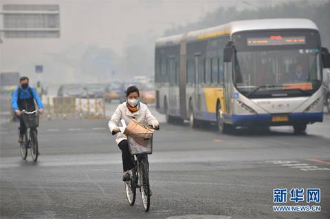 北京重度霧霾市民騎車(chē)出行