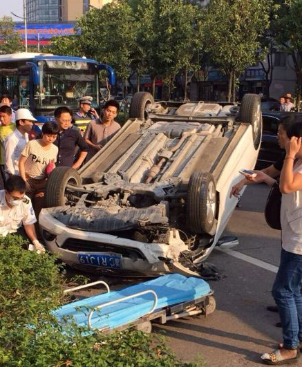女子穿高跟鞋開(kāi)車(chē)把路邊男子腳掌撞斷