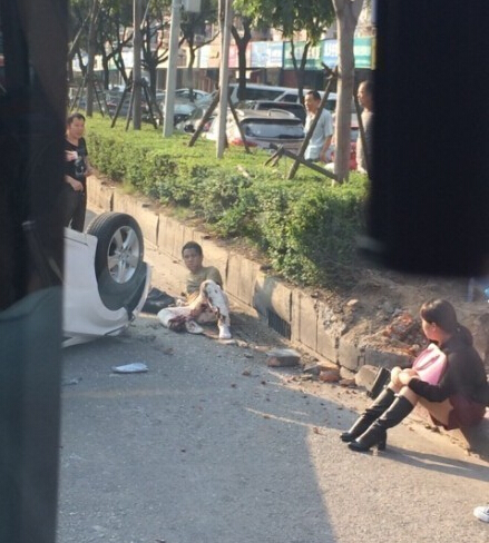 女子穿高跟鞋開(kāi)車(chē)把路邊男子腳掌撞斷
