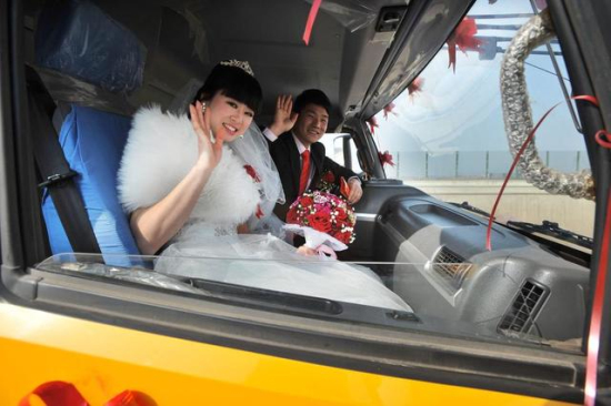 武漢吊車(chē)組隊(duì)迎親