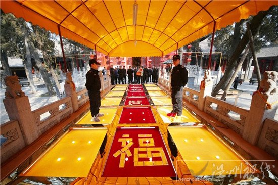 市民紛紛來黃金大道踩金祈福