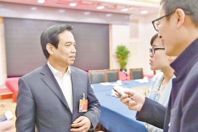 任沁新在會(huì)議間隙接受記者采訪