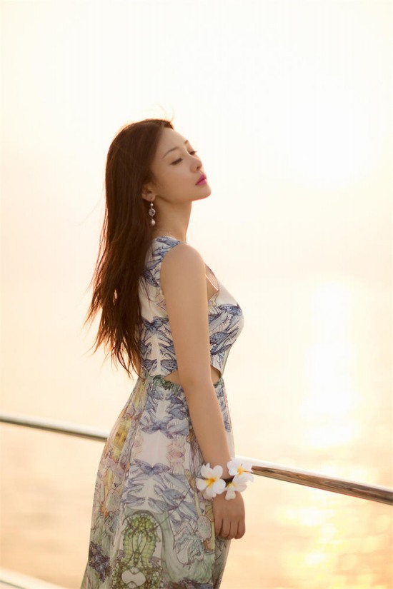 柳巖游輪留影身材好