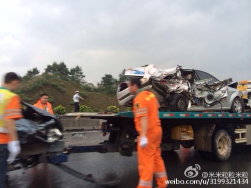 廣樂高速16車追尾