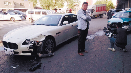 出租車撞瑪莎拉蒂女司機被嚇哭