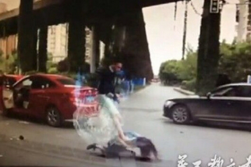 女司機(jī)變道被打