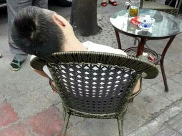 男子喝茶遭爆頭