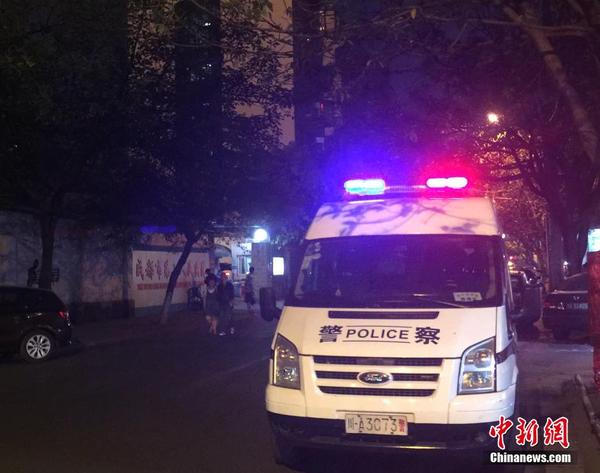 男子喝茶遭爆頭