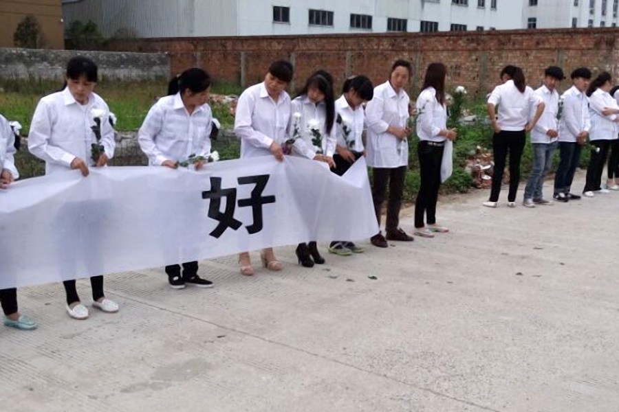 老板強(qiáng)迫員工送葬