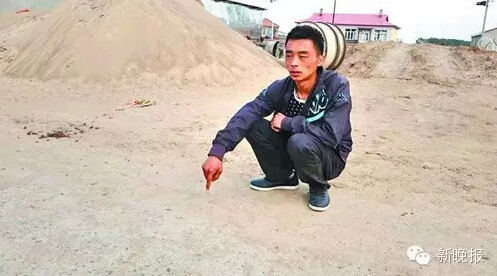 父親指認(rèn)女童被校車(chē)碾壓2次現(xiàn)場(chǎng)