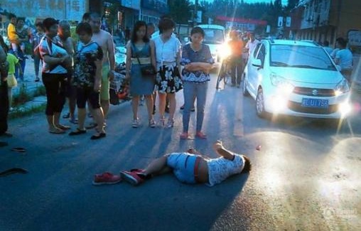 小伙車禍倒地?zé)o人理