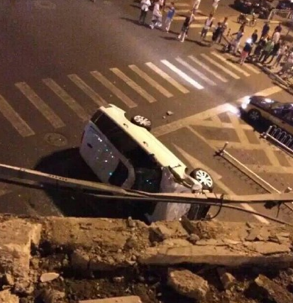 路虎沖下國貿橋