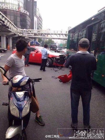 鳥(niǎo)叔坐勞斯萊斯發(fā)生車(chē)禍