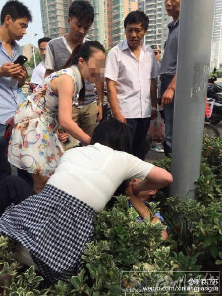 奔馳女逆行事件